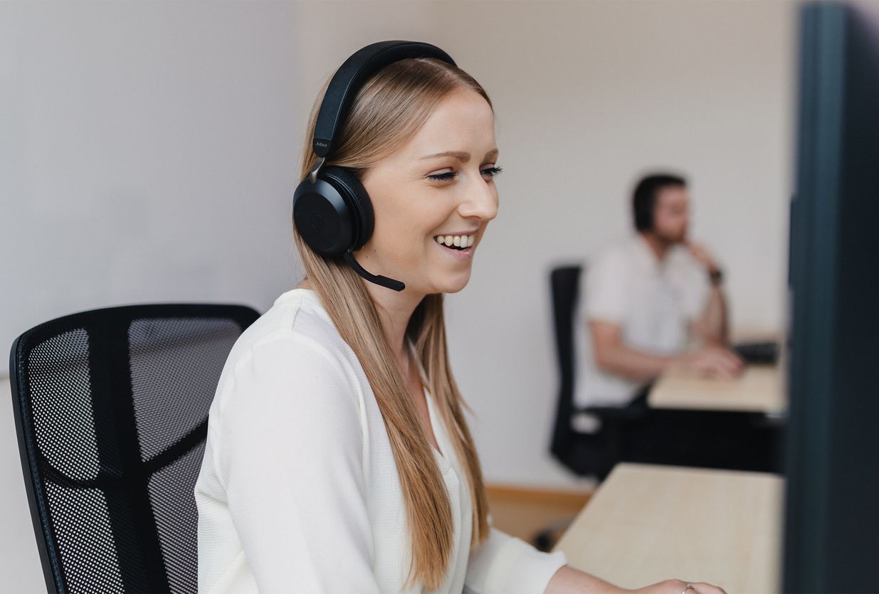 Frau mit Headset